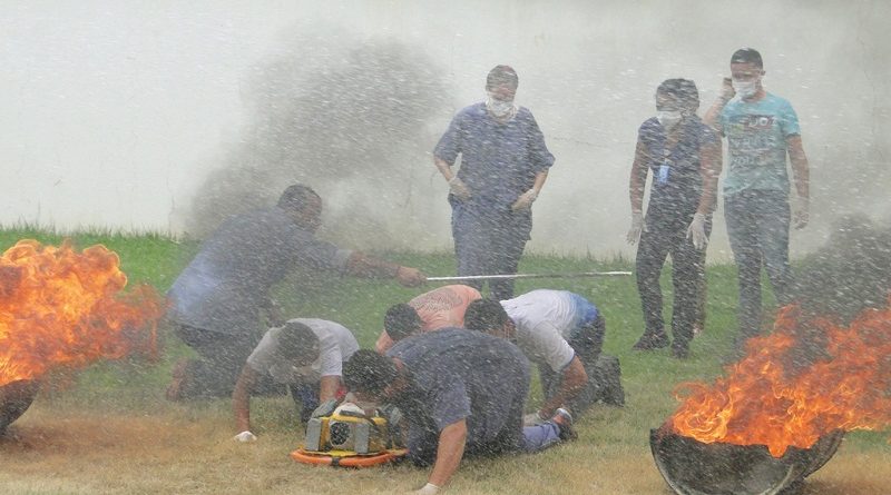 Ediane Mariano é auxiliar administrativa do Serviço de Atendimento ao Usuário (SAU), do Hospital Regional Público da Transamazônica (HRPT), em Altamira, no sudoeste do Pará. Mas, na última semana, ela participou de funções bem diferentes das habituais, como fechar o registro de um botijão de gás pegando fogo, apagar chamas usando o extintor de incêndio e realizar o resgate e o transporte de vítimas. A auxiliar e outros 110 colaboradores da unidade passaram pelo Curso de Formação da Brigada de Incêndio no início deste mês, no Hospital Regional Público da Transamazônica. Os novos brigadistas foram divididos em quatro turmas e aprenderam noções básicas de combate a incêndio e socorro às vítimas em caso de sinistro na unidade. Foram ministradas aulas teóricas sobre primeiros socorros, evacuação, método de avaliação de múltiplas vítimas, além da parte prática, com simulações de situações de sinistro. Quem participou do curso, aprovou. “É importante, sobretudo a prática, porque vivenciamos situações de emergência, testamos nossas habilidades e aprendemos a manusear os equipamentos necessários. Caso haja um princípio de incêndio na unidade, estamos aptos e capacitados a identificar as situações de emergência, combater o fogo, promover a evacuação e prestar os primeiros socorros às vítimas, cumprindo com segurança todos esses procedimentos”, afirmou Ediane.
FOTO: ASCOM / HRPT
DATA: 06.03.2018
ALTAMIRA - PARÁ