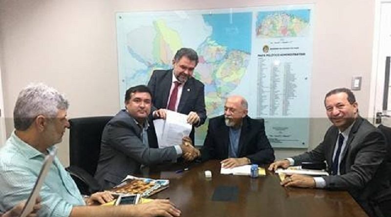 Prefeito Macarrão (PSC) com Governador Simão Jatene (PSDB) na assinatura do convenio.