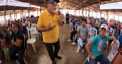 Neste sábado (10), um sonho de décadas começou a se concretizar para os moradores da região Oeste do Estado. O governador Simão Jatene (foto) assinou a ordem de serviço, que autoriza o início imediato das obras do terminal hidroviário de cargas e passageiros do município de Santarém, no Baixo Amazonas. A estrutura portuária já é considerada a maior do Pará e uma das mais modernas do Norte. O ato encerra uma extensa agenda do governador pela região Oeste do Estado, com autorização de obras e serviços nos municípios de Óbidos, Alenquer e na Vila Balneária de Alter do Chão. O terminal será instalado no bairro da Prainha, na área onde funcionou a antiga fábrica da Tecejuta. De acordo com a Companhia de Portos e Hidrovias (CPH), em relação à movimentação de embarques e desembarques, o terminal deve atender em média entre 50 a 60 mil passageiros por mês. Ele suprirá a demanda de trabalhadores, donos de embarcações e da população que utiliza diariamente o modal hidroviário, que, atualmente, funciona em um espaço improvisado em frente à Praça Tiradentes, no bairro da Aldeia. Para trabalhadores do setor portuário, o terminal a ser construído vai oferecer condições adequadas de trabalho. "A nossa esperança é de melhorar em tudo, porque atualmente nossa situação está difícil. Espero que dê certo esse novo porto. Uma de nossas dificuldades aqui é quando chove, fica impossível de trabalhar", argumentou, o carregador Renato dos Anjos, de 59 anos, e há mais de 30 trabalhando no setor portuário de Santarém.

FOTO: RODOLFO OLIVEIRA / AG PARÁ
DATA: 10.03.2018
SANTARÉM - PARÁ