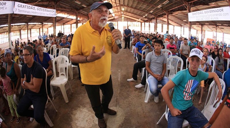 Neste sábado (10), um sonho de décadas começou a se concretizar para os moradores da região Oeste do Estado. O governador Simão Jatene (foto) assinou a ordem de serviço, que autoriza o início imediato das obras do terminal hidroviário de cargas e passageiros do município de Santarém, no Baixo Amazonas. A estrutura portuária já é considerada a maior do Pará e uma das mais modernas do Norte. O ato encerra uma extensa agenda do governador pela região Oeste do Estado, com autorização de obras e serviços nos municípios de Óbidos, Alenquer e na Vila Balneária de Alter do Chão. O terminal será instalado no bairro da Prainha, na área onde funcionou a antiga fábrica da Tecejuta. De acordo com a Companhia de Portos e Hidrovias (CPH), em relação à movimentação de embarques e desembarques, o terminal deve atender em média entre 50 a 60 mil passageiros por mês. Ele suprirá a demanda de trabalhadores, donos de embarcações e da população que utiliza diariamente o modal hidroviário, que, atualmente, funciona em um espaço improvisado em frente à Praça Tiradentes, no bairro da Aldeia. Para trabalhadores do setor portuário, o terminal a ser construído vai oferecer condições adequadas de trabalho. "A nossa esperança é de melhorar em tudo, porque atualmente nossa situação está difícil. Espero que dê certo esse novo porto. Uma de nossas dificuldades aqui é quando chove, fica impossível de trabalhar", argumentou, o carregador Renato dos Anjos, de 59 anos, e há mais de 30 trabalhando no setor portuário de Santarém.
FOTO: RODOLFO OLIVEIRA / AG PARÁ
DATA: 10.03.2018
SANTARÉM - PARÁ