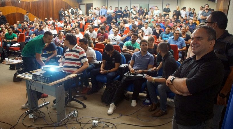 Mais de 120 Unidades Policiais, entre Seccionais, Delegacias e Unidades Integradas de Polícia, situadas em 111 municípios do Pará, receberão novos policiais civis, das categorias de escrivão, investigador e papiloscopista, aprovados no último concurso público. Ao todo, 474 policiais civis das três categorias concluíram o certame e foram empossados. Nesta sexta-feira (23), a Polícia Civil realizou a lotação dos servidores públicos, no auditório A, da Delegacia-Geral, em Belém. Foi quando os agentes policiais escolheram os locais de trabalho no interior do Estado. Além das lotações, os novos policiais civis receberam as armas e demais materiais de trabalho para iniciar as atividades. O procedimento de lotação teve início pela manhã e se estendeu por todo o dia. Na foto, o delegado-geral Rilmar Firmino (d).

FOTO: ASCOM / POLÍCIA CIVIL
DATA: 23.03.2018
BELÉM - PARÁ