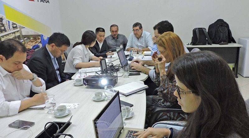 O projeto da Ferrovia Paraense foi tema de uma reunião (foto), na manhã desta quarta-feira (4), entre a China Railways Corporation (CREC 10) e a Secretaria de Estado de Desenvolvimento Econômico, Mineração e Energia (Sedeme). A empresa chinesa há quatro meses está debruçada nos estudos de engenharia, licenciamento ambiental, viabilidade técnica e econômica e estruturação financeira do projeto da ferrovia. Em novembro de 2017 a empresa assinou, em Brasília, um Memorando de Entendimentos com o Governo do Estado demonstrando interesse em estudar o projeto. A reunião desta quarta foi mais para esclarecimentos e alinhamento, de forma que possam ser exauridas todas as dúvidas e minimizadas as dificuldades, para ajudar a definir a possível participação da CREC na licitação da concessão.

FOTO: ASCOM / SEDEME
DATA: 04.04.2018
BELÉM - PARÁ