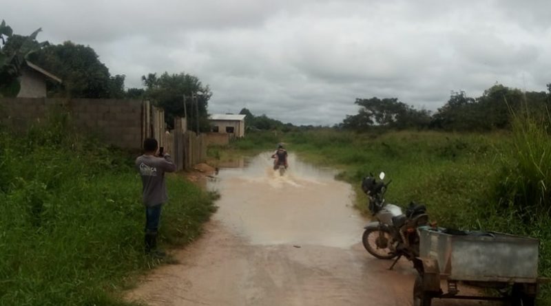 Córrego transborda alaga rua no Bairro Jardim Europa
