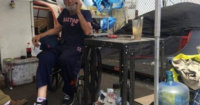 1-luis-concepcion-de-74-anos-vive-desde-2014-em-um-acampamento-para-agressores-sexuais-em-miami