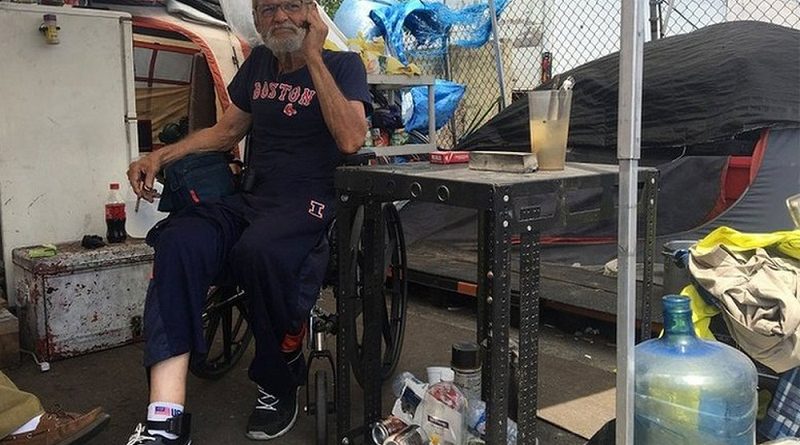 1-luis-concepcion-de-74-anos-vive-desde-2014-em-um-acampamento-para-agressores-sexuais-em-miami