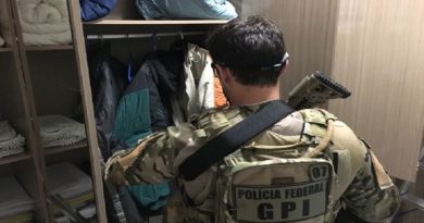 10mai2018---policial-cumpre-mandado-de-busca-e-apreensao-em-casa-de-um-dos-supostos-envolvidos-em-crimes-virtuais-1525947291792_615x470