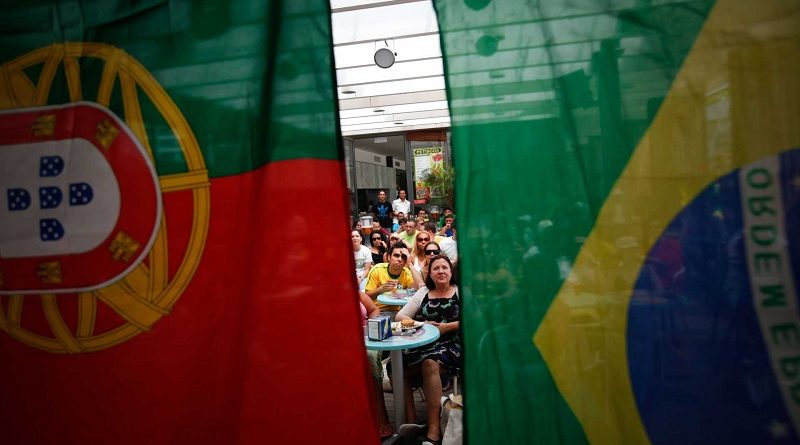 Adeptos brasileiros assistem à partida entre as selecções de Portugal e do Brasil num bar na Costa de Caparica, 25 junho 2010. JOSÉ SENA GOULÃO / LUSA