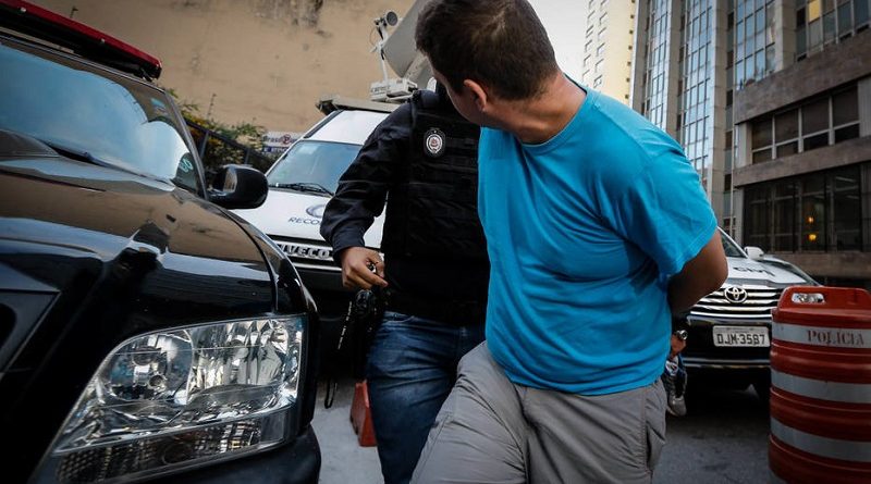 FR12 SÃO PAULO - SP - 17/05/2018 - CIDADES - OPERAÇÃO LUZ DA INFÂNCIA 2 - Uma das maiores ações de combate à pornografia infantil em todo o país está em curso nesta quinta-feira (17). A Operação Luz da Infância 2 é coordenada pelo Ministério Extraordinário da Segurança Pública e acontece em 24 estados e no Distrito Federal.Cerca de 2,6 mil policiais civis estão cumprindo mais de 500 mandados de busca e apreensão de arquivos com conteúdos relacionados a crimes de exploração sexual contra crianças e adolescentes.Na foto presos chegam ao DHPP em São Paulo. FOTO: FELIPE RAU/ESTADÃO