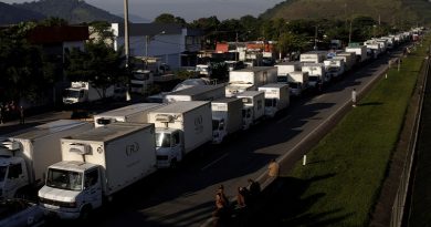 Caminhoneiros em Guapimirim em greve nacional
23/05/2018
REUTERS/Ricardo Moraes