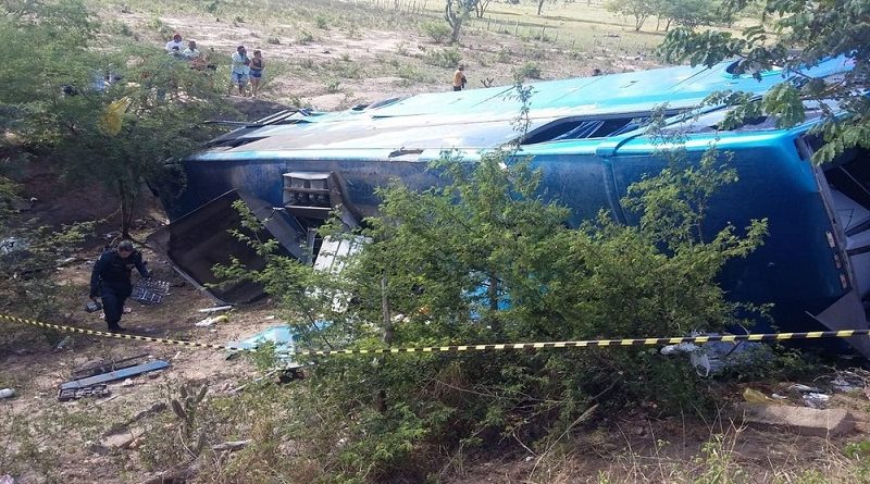 as-primeiras-informacoes-dao-conta-que-3-pessoas-morreram-e-outras-24-ficaram-feridas.-cerca-de-40-pessoas-estavam-no-veiculo