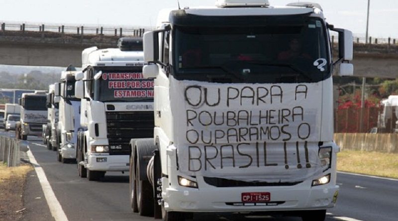 SP - PROTESTO/AUMENTO/IMPOSTOS - GERAL - Protesto dos caminhoneiros contra o aumento dos impostos sobre os combustíveis e contra o   aumento de pedágios na Rodovia Anhanguera, altura de Ribeirão Preto, nesta terça-feira.    01/08/2017 - Foto: FERNANDO CALZZANI/PHOTOPRESS/ESTADÃO CONTEÚDO
