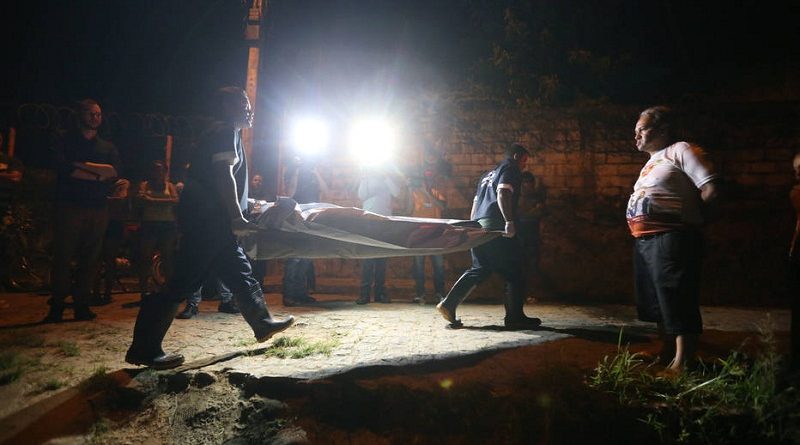 CABO SANTO AGOSTINHO -PE 15/08/2017 EMBARGADO ESPECIAL RECORD DE VIOLENCIA PE- O estado de Pernambuco tem record historico de homicidios do pais BAIRRO - CHARNEQUINHA- policiais aguardam a chegada do iml para retirada de um corpo que foi estrangulado FOTO ALEX SILVA/ESTADAO