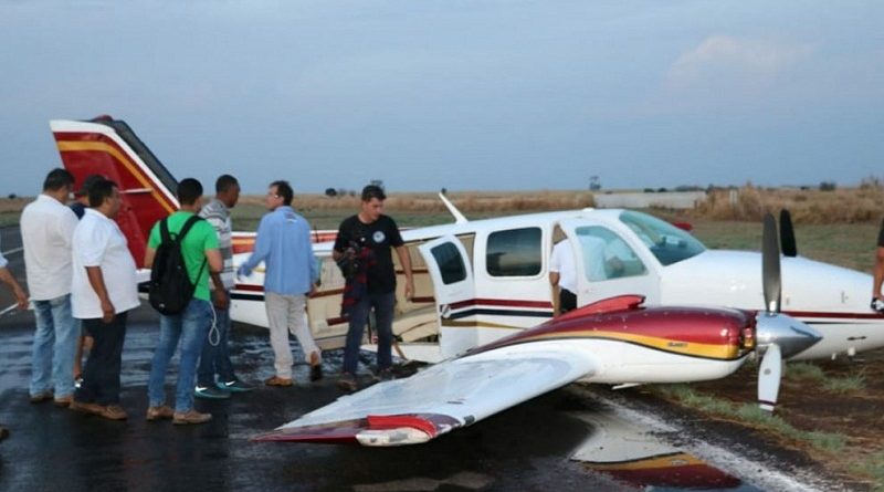 aviao-com-leitao-e-daltinho-pouso-forcao-990x556