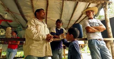 Alenquer (à esquerda) com camponeses no assentamento “KM Mil”. Logo após essa foto ter sido tirada, bandidos armados invadiram o acampamento, dizendo aos sem-terra que se não desistissem da reivindicação à terra, as ameaças logo se transformariam em violência. (Foto: Thais Borges).