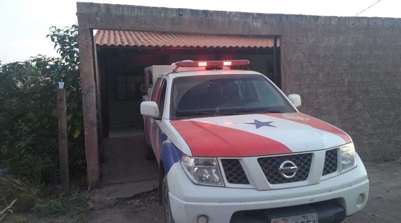 IML fez a remoção do corpo do taxista Erinaldo Sousa no final da tarde de segunga-feira (15) — Foto: Geovane Brito/G1