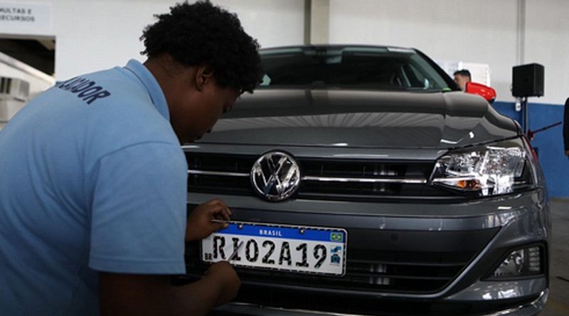 Novo padrão de placas, já adotado no Rio de Janeiro, prevê combinação de 4 letras e 3 números — Foto: Karina Almeida e Claudia Peixoto/G1
