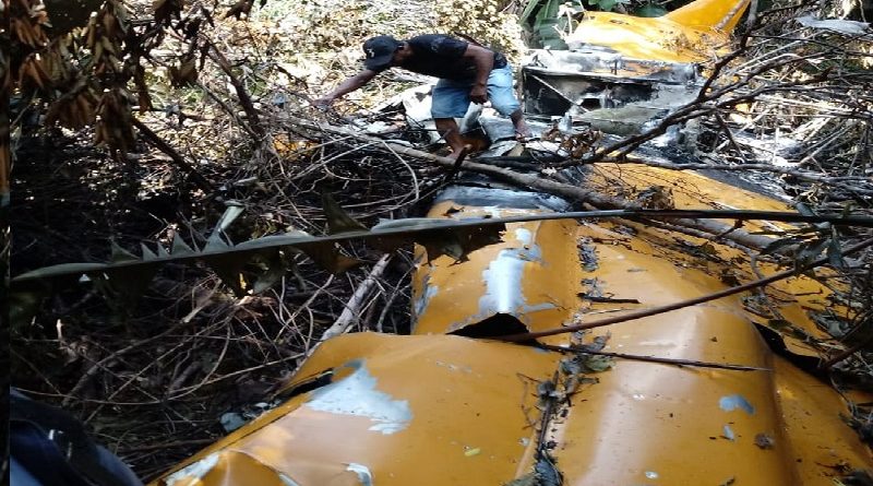 Avião agrícola caiu em área de mata em Peixoto de Azevedo — Foto: Polícia Militar de Mato Grosso/Divulgação