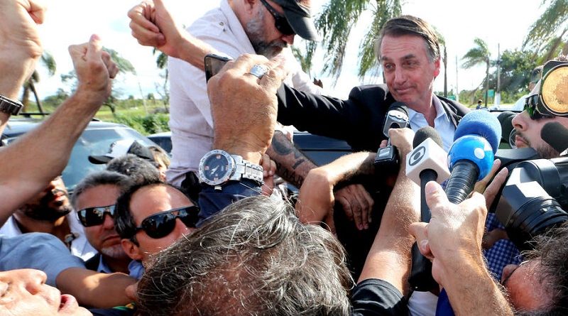 BRASILIA, 29/12/2018 - POLITICA - O presidente eleito Jair Bolsonaro chega a granja do torto e é recebido por varios motociclistas e sai do carro e acena para o grupo na tarde deste sabado . FOTO ERNESTO RODRIGUES/ESTADAO.