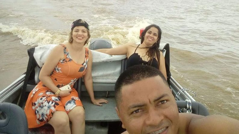 De boné virado e sorriso no rosto, delegada passeia com amigos em suposta lancha da polícia (Reprodução)