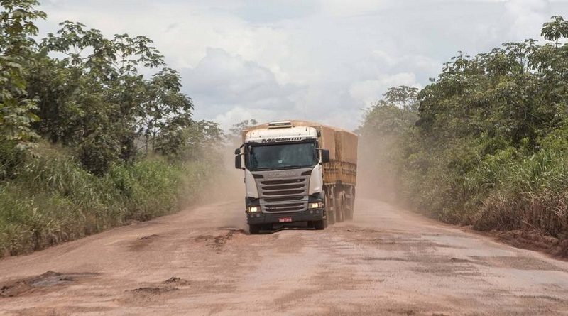 DNT 26-02-2018 - SINOP - MT / ESPECIAL DOMINICAL / ECONOMIA OE / BR-163 - Caminhoes atravessam com cuidado trecho com muitos buracos na BR-163  no municipio de Guaranta do Norte, Estado do Mato Grosso - FOTO DANIEL TEIXEIRA/ESTADAO