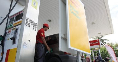 FORTALEZA, CE, BRASIL, 02-02-2015: Frentista abastece carro em bomba de gasolina e etanol, no posto Shell da avenida Rogaciano Leite. Preços dos combustíveis nos postos de Fortaleza. (Foto: Evilázio Bezerra/O POVO)
