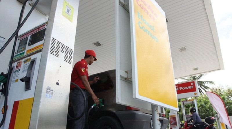 FORTALEZA, CE, BRASIL, 02-02-2015: Frentista abastece carro em bomba de gasolina e etanol, no posto Shell da avenida Rogaciano Leite. Preços dos combustíveis nos postos de Fortaleza. (Foto: Evilázio Bezerra/O POVO)