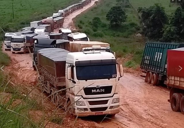 CAMINHÕES PARADOS NA BR 163-pa (Foto:DNIT)