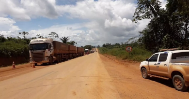 Caminhoneiros parados na BR-163 devido péssimas condições de tráfego, recebem comida e água. — Foto: Divulgação/ Twitter Dnit Oficial