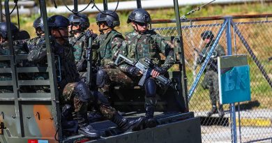 Greve caminhoneiros

Tropas do exercito durante operação de escolta e proteção na refinaria da petrobras em Sao Jose dos Campos. (Sao Jose dos Campos , 28.05.18 , Credit image Roosevelt Cassio