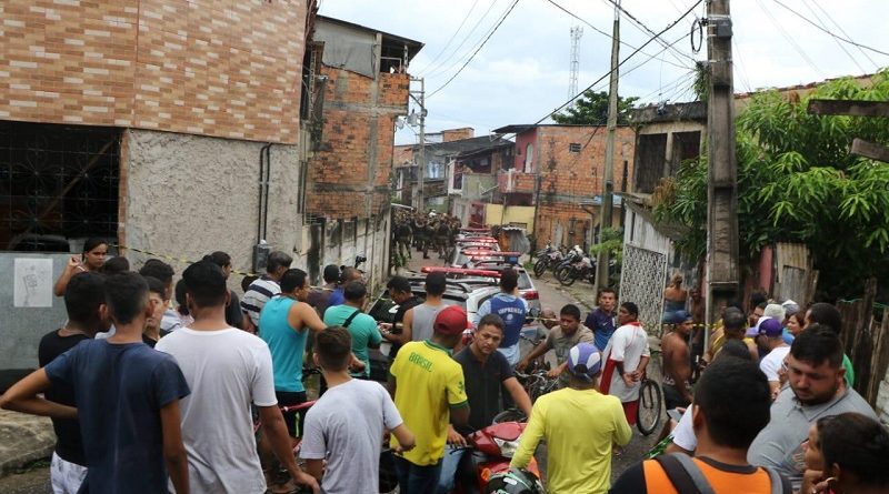 Diversas famílias choram próximo ao local do crime (Cláudio Pinheiro / O Liberal)
