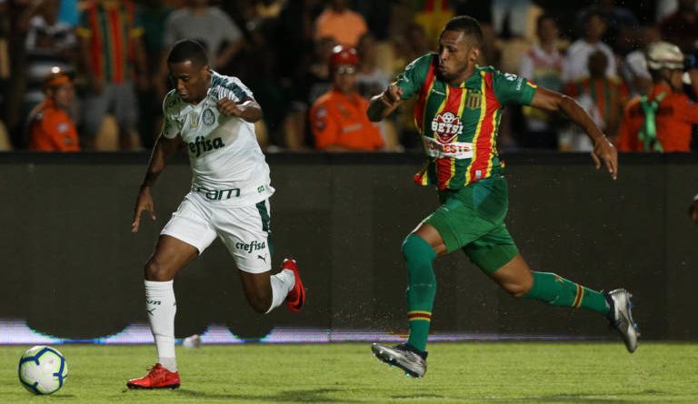 O jogador Carlos Eduardo, da SE Palmeiras, disputa bola com o jogador, do Sampaio Corrêa FC, durante partida valida pelas oitavas de final, ida, da Copa do Brasil, no Estádio Castelão.