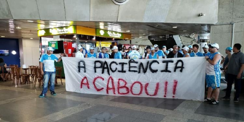 pay sandu e atacado por manifestantes