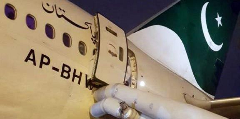 mulher erra porta de aeronave