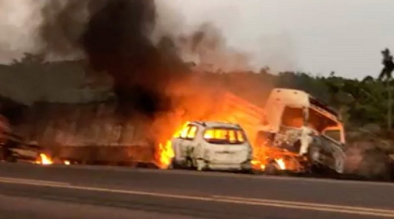 carreta-e-carro-pegam-fogo-163-Nortao-990x556