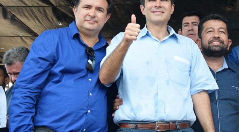 Ubiraci Soares Silva
Página curtida · 2 h · Editado ·
 
Recebemos hoje em nosso município o governador Hélder Barbalho com a Caravana por todo o Pará trazendo investimentos para Novo Progresso?
Foi assinada a ordem de serviço para a pavimentação asfáltica de 12,8km e drenagem pluvial nas ruas da nossa cidade,foi anunciado a retomada da obra de ampliação do hospital municipal e escola técnica,liberação do projeto de implantação de um energia elétrica em algumas vicinais e no assentamento Terra nossa. Ficamos muito honrados em receber nosso governador,a mais de 12 anos Novo Progresso não recebia a autoridade maior do estado,muito honrados e alegres com o comprometimento e melhorias nas quais o nosso município foi contemplado? Nossos agradecimentos a todos os deputados que vieram prestigiar a largada dessa obra em especial os deputados da nossa região Dep Hilton Aguiar I e Eraldo Pimenta #CaravanaPorTodooPará #NovoProgresso #AgoraéTrabalho