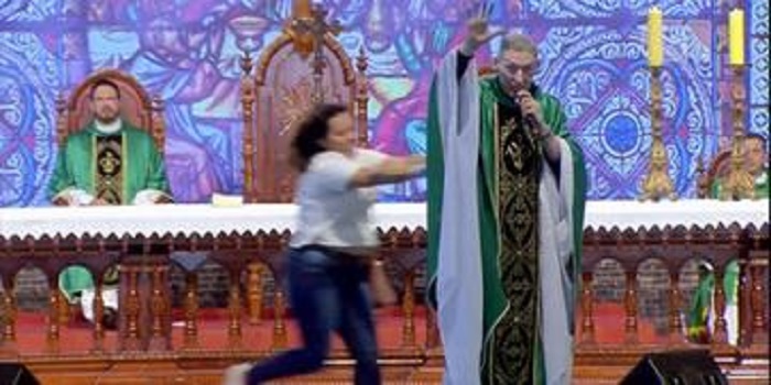 mulher-empurra-padre