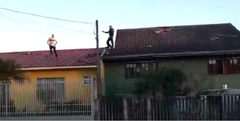 policial em cima telhado