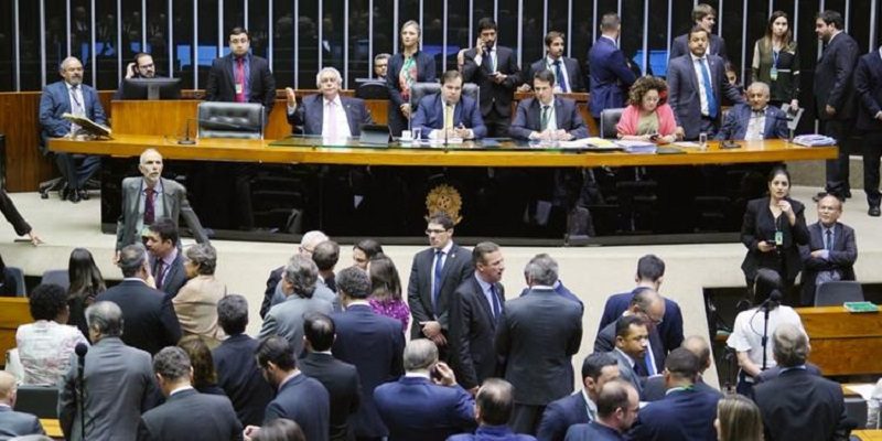 Deputados-reunidos-no-plenario-da-Camara