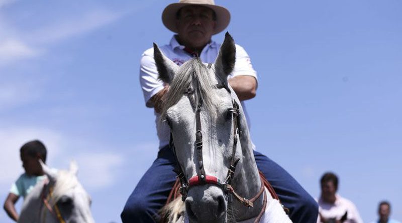 Brasília - Vaqueiros  protestam, na Esplanada dos Ministérios, contra a proibição da vaquejada. (Marcelo Camargo/Agência Brasil)