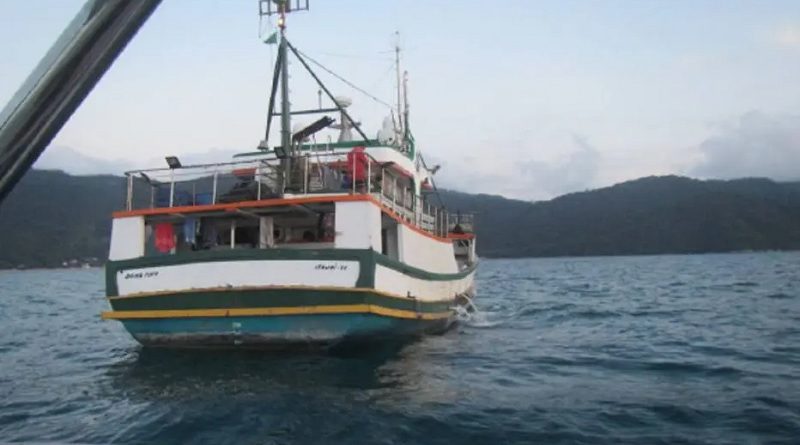 Barco "Dona Ilva"
‘Dona Ilva’ foi multado por pesca de sardinhas em época de reprodução da espécie Foto: Ibama
