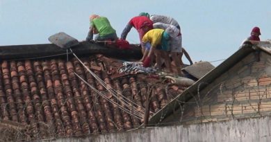 Presos caminham sobre telhado em presídio de Altamira, no Pará, durante massacre que deixou 57 mortos — Foto: Reprodução/TV Globo