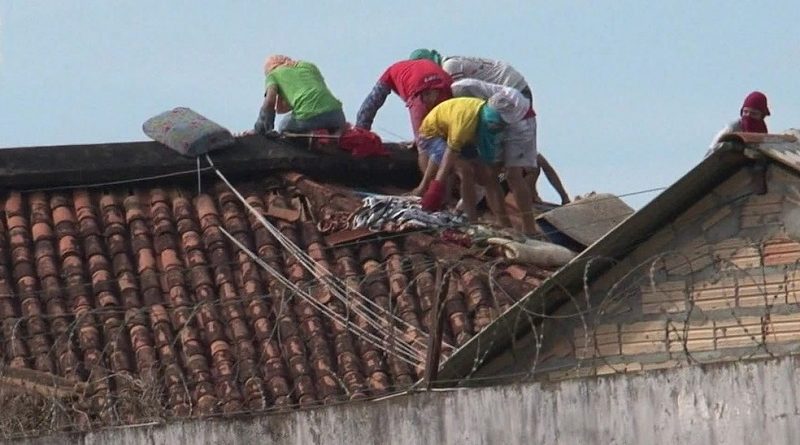 Presos caminham sobre telhado em presídio de Altamira, no Pará, durante massacre que deixou 57 mortos — Foto: Reprodução/TV Globo