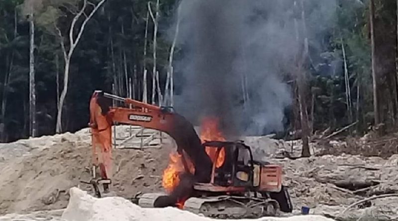 Maquina usada para extrair ouro foi destruida pro fiscais ambientais na Flona Crepori(Foto:WhatsApp)