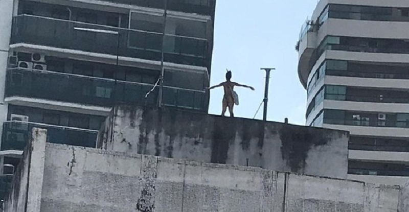 mulher se jogo de predio