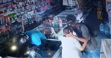 bandido beija cabeça de idosa