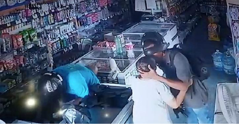 bandido beija cabeça de idosa