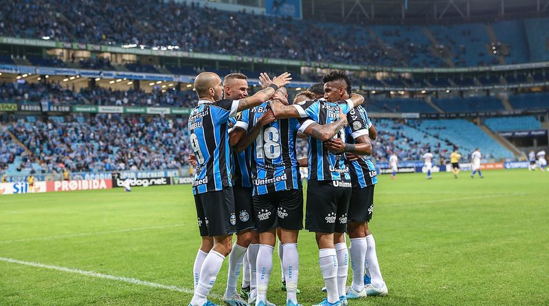 RS - FUTEBOL/CAMPEONATO BRASILEIRO 2019 /GREMIO X AVAI - ESPORTES - Lance da partida entre Gremio e Avai disputada na noite desta quinta-feira, na Arena do Gremio, em partida valida pela Campeonato Brasileiro 2019. FOTO: LUCAS UEBEL/GREMIO FBPA