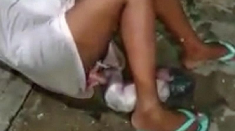 MULHER PARTO CALÇADA