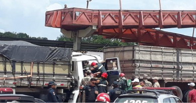 carreteiro preso nas ferragens