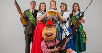 cartaz-com-o-mascote-o-rei-rainha-e-princesas-da-schutsenfest-festa-do-tiro-de-jaragua-do-sul-sc-1574790933480_v2_900x506